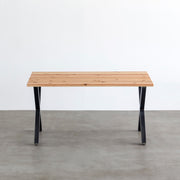 Kanademonoの杉無垢天板とマットクリア塗装仕上げのXラインの鉄脚を組み合わせたテーブル（正面）