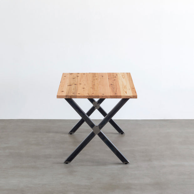 Kanademonoの杉無垢天板とマットクリア塗装仕上げのXラインの鉄脚を組み合わせたテーブル（側面）