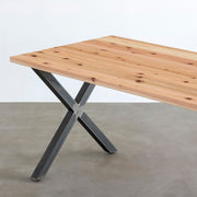 Kanademonoの杉無垢天板とマットクリア塗装仕上げのXラインの鉄脚を組み合わせたテーブル（斜め）
