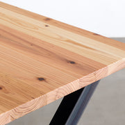Kanademonoの杉無垢天板とマットクリア塗装仕上げのXラインの鉄脚を組み合わせたテーブル（天板クローズ）