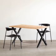 Kanademonoの杉無垢天板とマットクリア塗装仕上げのXラインの鉄脚を組み合わせたテーブル使用例1