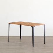 かなでものの明るめの天板とマットブラックのソリッドピン鉄脚を組み合わせたスタイリッシュモダンなデザインのテーブル1