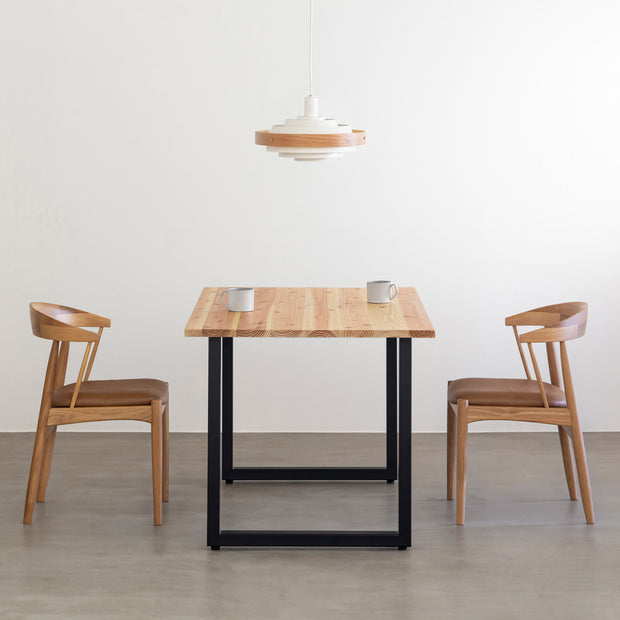 かなでものの杉無垢材とマットブラックのスクエア鉄脚を使用したシンプルモダンなデザインのテーブルの使用例2