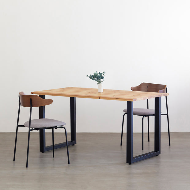 かなでものの杉無垢材とマットブラックのスクエア鉄脚を使用したシンプルモダンなデザインのテーブルの使用例1
