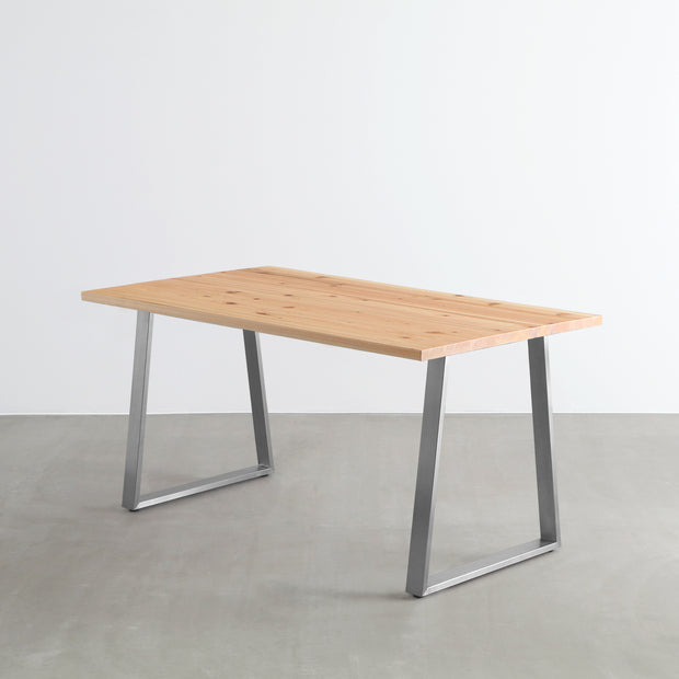 KANADEMONOの杉無垢材天板にベル型のステンレス脚を合わせたシンプルで気品あるテーブル