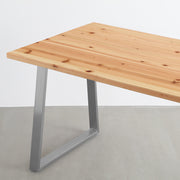 KANADEMONOの杉無垢材天板にベル型のステンレス脚を合わせたシンプルで気品あるテーブル（天板と脚）