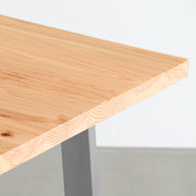 KANADEMONOの杉無垢材天板にベル型のステンレス脚を合わせたシンプルで気品あるテーブル（角）