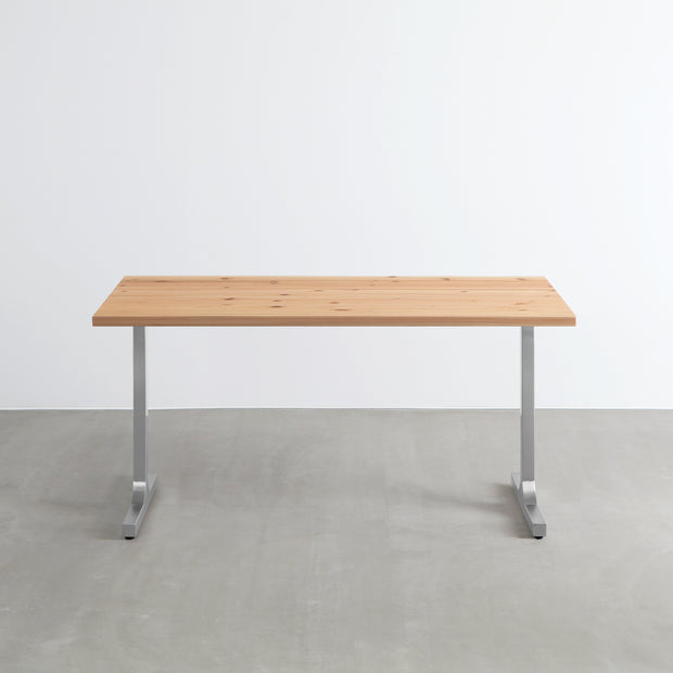 KANADEMONOの杉無垢材天板にIラインのステンレス脚を合わせたシンプルで気品あるテーブル（正面）
