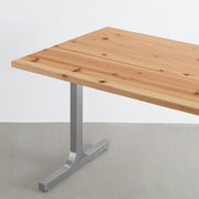 KANADEMONOの杉無垢材天板にIラインのステンレス脚を合わせたシンプルで気品あるテーブル（天板と脚）