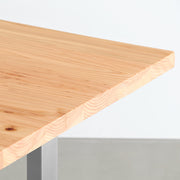 KANADEMONOの杉無垢材天板にIラインのステンレス脚を合わせたシンプルで気品あるテーブル（角）