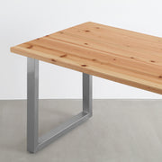 KANADEMONOの杉無垢材天板にスクエアのステンレス脚を合わせたシンプルで気品あるテーブル（天板と脚）