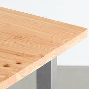 KANADEMONOの杉無垢材天板にスクエアのステンレス脚を合わせたシンプルで気品あるテーブル（角）