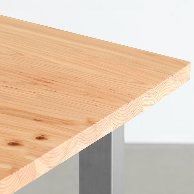 KANADEMONOの杉無垢材天板にスクエアのステンレス脚を合わせたシンプルで気品あるテーブル（角）
