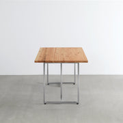 KANADEMONOの杉無垢材天板にTラインのステンレス脚を合わせたシンプルで気品あるテーブル（側面）