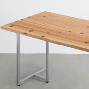 KANADEMONOの杉無垢材天板にTラインのステンレス脚を合わせたシンプルで気品あるテーブル（天板と脚）