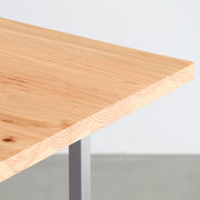 KANADEMONOの杉無垢材天板にTラインのステンレス脚を合わせたシンプルで気品あるテーブル（角）