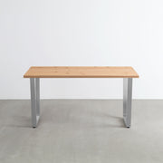 KANADEMONOの杉無垢材天板にトラペゾイド型のステンレス脚を合わせたシンプルで気品あるテーブル（正面）