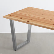 KANADEMONOの杉無垢材天板にトラペゾイド型のステンレス脚を合わせたシンプルで気品あるテーブル（天板と脚）