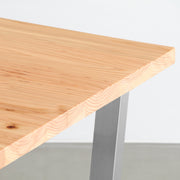 KANADEMONOの杉無垢材天板にトラペゾイド型のステンレス脚を合わせたシンプルで気品あるテーブル（角）