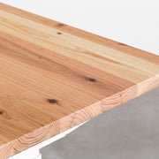 Kanademonoの温もりのある杉無垢材天板にホワイトの電動昇降脚を組み合わせた、デザイン性も機能性もスマートなテーブル（角）