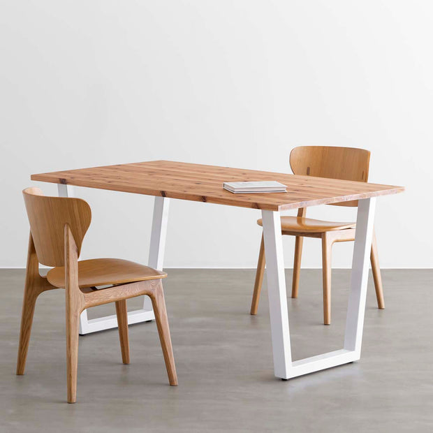 かなでものの杉無垢材とホワイトのトラペゾイド鉄脚を組み合わせたシンプルモダンなテーブルと椅子