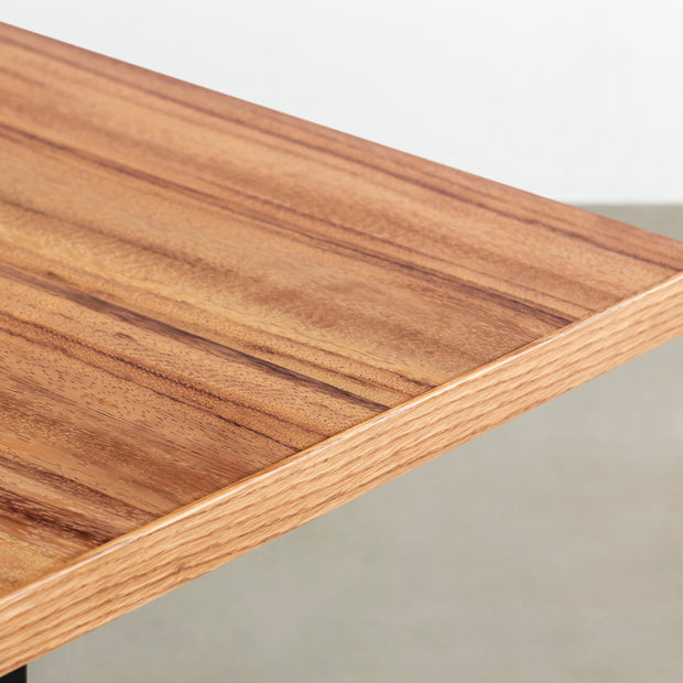 KANADEMONOのアンバー突板天板とIラインのブラックアイアン脚を組み合わせたテーブル（角）