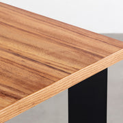 KANADEMONOのアンバー突板天板とスラッシュスクエアのブラックアイアン脚を組み合わせたテーブル（角）
