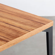 KANADEMONOのアンバー突板天板とソリッドピンタイプのブラックアイアン脚を組み合わせたテーブル（角）