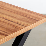 KANADEMONOのアンバー突板天板とＸラインのブラックアイアン脚を組み合わせたテーブル（角）