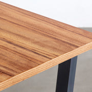 Kanademonoのアンバー突板天板とマットクリア塗装仕上げのトラペゾイド鉄脚を組み合わせたテーブル（角）