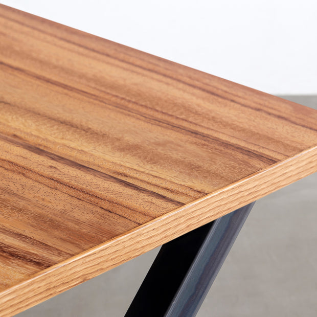 Kanademonoのアンバー突板天板とマットクリア塗装仕上げのXライン鉄脚を組み合わせたテーブル（角）
