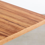 KANADEMONOのアンバー突板天板とIラインのホワイトアイアン脚を組み合わせたテーブル（角）