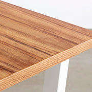KANADEMONOのアンバー突板天板とトラペゾイドのホワイトアイアン脚を組み合わせたテーブル（角）