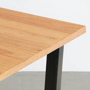 Kanademonoのブラックチェリー突板天板とマットクリア塗装仕上げのトラペゾイド鉄脚を組み合わせたテーブル（角）