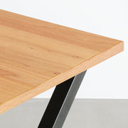 Kanademonoのブラックチェリー突板天板とマットクリア塗装仕上げのＸライン鉄脚を組み合わせたテーブル（角）