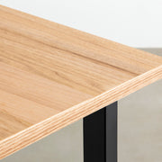 KANADEMONOのくるみ突板天板を使用したテーブル（天板角）
