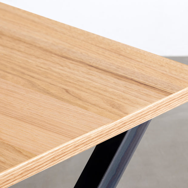 Kanademonoのくるみ突板天板とマットクリア塗装仕上げのXライン鉄脚を組み合わせたテーブル（角）
