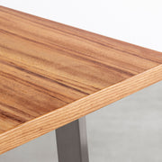 KANADEMONOのアンバー突板天板にベル型のステンレス脚を組み合わせたテーブル（角）