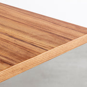 KANADEMONOのアンバー突板天板にIラインのステンレス脚を組み合わせたテーブル（角）