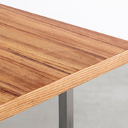 KANADEMONOのアンバー突板天板にTラインのステンレス脚を組み合わせたテーブル（角）