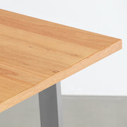 Kanademonoのブラックチェリー突板天板にマットな光沢のステンレスベル脚を合わせたテーブル（角）
