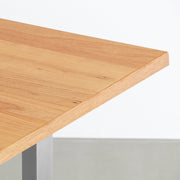 Kanademonoのブラックチェリー突板天板にマットな光沢のステンレスIライン脚を合わせたテーブル（角）