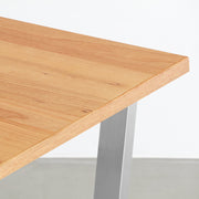 Kanademonoのブラックチェリー突板天板にマットな光沢のステンレストラペゾイド脚を合わせたテーブル（角）