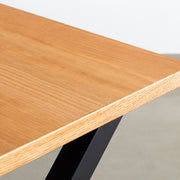 KANADEMONOのブラックチェリー突板天板とマットブラックのXライン鉄脚を組み合わせたシンプルモダンなテーブル（天板クローズアップ）