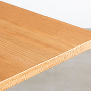 KANADEMONOのブラックチェリー突板天板にホワイトのIライン鉄脚を組み合わせたシンプルモダンなテーブル（角）