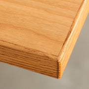 Kanademonoのブラックチェリー突板天板とマットクリア塗装仕上げのスクエア鉄脚を組み合わせたテーブル（天板クローズアップ）