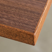 Kanademonoのウォルナット突板天板にマットな光沢のステンレス脚を合わせたテーブル（天板クローズアップ）