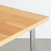 Kanademonoのホワイトオーク突板天板にマットな光沢のステンレスWライン脚を組み合わせたテーブル（角）