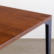 かなでもののチークブラウンのラバーウッドとマットブラックのソリッドピン鉄脚を組み合わせたシンプルモダンなテーブル2（天板）