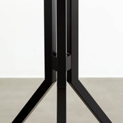 Kanademonoのスマートなデザインのトライポッド型カフェテーブル脚（アイアンチューブ2）